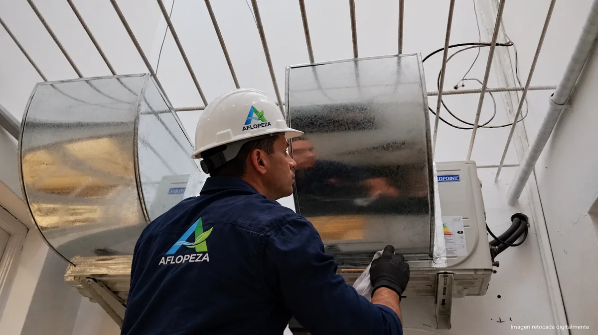 Fotografía retocada del trabajo con dos ductos hacia un tragaluz